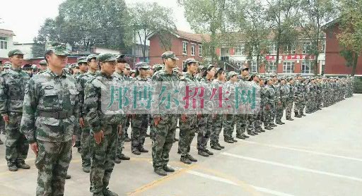 成都翔飛航空職業(yè)技術(shù)學校軍訓匯報表演