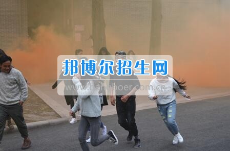 四川省檔案學校組織學生開展消防應急疏散演練