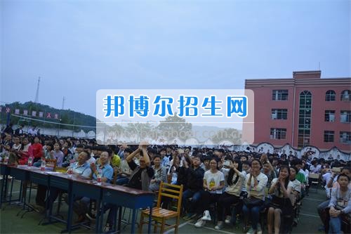 　　我校隆重舉行2017年預(yù)備班學(xué)生“各展所長，揚(yáng)帆起航”文藝匯演  　　為了豐富同學(xué)們的課余生活，提高同學(xué)們的文藝素養(yǎng)，增強(qiáng)班級(jí)間的凝聚力和親和力。6月2日晚，我校在球類運(yùn)動(dòng)場舉辦了預(yù)備班“各展所長，揚(yáng)帆起航”學(xué)生文藝匯演，全體預(yù)備班學(xué)生和職高部學(xué)生共800多名以及20多名教職工觀看了演出。  　　此次文藝匯演的節(jié)目內(nèi)容形式多樣、內(nèi)容豐富，激情的開場舞——《GOODBOY》中拉開了帷幕，伴隨著一陣陣掌聲，歌舞、小品、朗誦、相聲等精心準(zhǔn)備的22個(gè)精彩的節(jié)目為觀眾呈現(xiàn)了一道豐富的視聽盛宴，最后全體師生齊唱的《難忘今宵》把本場文藝匯演推向了高潮，掌聲和歡呼聲此起彼伏，臺(tái)上臺(tái)下成了一片激情四溢的海洋，本場文藝匯演畫上了圓滿的句號(hào)。  　　此次文藝匯演演出的成功舉辦，充分彰顯了我校預(yù)備班學(xué)生的個(gè)性，讓預(yù)備班學(xué)生充分感受到育才職高的魅力。