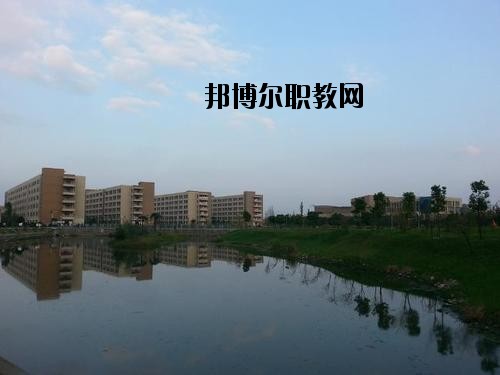 內(nèi)江鐵路機(jī)械學(xué)校2020年報(bào)名條件、招生要求、招生對(duì)象