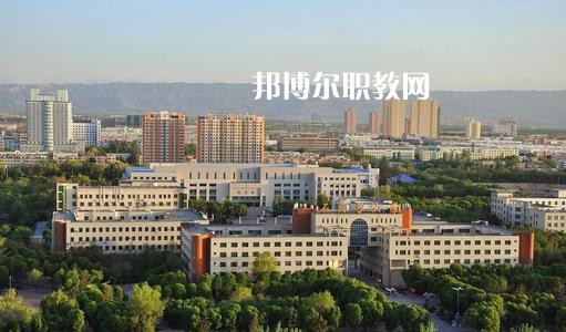 新疆石河子衛(wèi)生學(xué)校2021年有哪些專業(yè)?我們知道同學(xué)們?cè)谶x擇專業(yè)的時(shí)候?qū)嶋H上專業(yè)比學(xué)校更重要，對(duì)于同學(xué)們來(lái)說(shuō)在選擇專業(yè)的時(shí)候是需要慎重的。  新疆石河子衛(wèi)生學(xué)校專業(yè)設(shè)置 學(xué)校設(shè)有：護(hù)理學(xué)、藥劑學(xué)、檢驗(yàn)學(xué)三大專業(yè)。其中護(hù)理學(xué)：有中專和大專兩種，大專為石河子大學(xué)在該校委培專業(yè)，頒發(fā)石河子大學(xué)的畢業(yè)證書。  新疆石河子衛(wèi)生學(xué)校學(xué)校優(yōu)勢(shì) 學(xué)校地址位于石河子市中心位置，旁邊為石河子市人民醫(yī)院(農(nóng)八師石河子市人民醫(yī)院)也是石河子的120急救中心。步行至石河子市游憩廣場(chǎng)只需要10分鐘，學(xué)校地理位置屬于石河子市市中心。交通發(fā)達(dá)。  學(xué)習(xí)優(yōu)勢(shì)：每門課程都有專業(yè)的老師帶教，在每個(gè)假期，都將組織學(xué)生參與臨床見習(xí)，增加學(xué)生的臨床經(jīng)驗(yàn)。  其他優(yōu)勢(shì)：每一位在校生，都可以申請(qǐng)國(guó)家貧困助學(xué)金，國(guó)家撥款，每人每年1500元，均發(fā)至學(xué)生手上，解決了學(xué)生的基本溫飽問題，為貧困學(xué)生創(chuàng)造了學(xué)習(xí)條件。  另：南疆三地州學(xué)生、農(nóng)村籍學(xué)生、貧困生(非城市、城鎮(zhèn)戶口)可以申請(qǐng)減免學(xué)費(fèi)，每人每年減免2000元，即只需繳納400元，即可上學(xué)，完成貧困學(xué)生學(xué)習(xí)的心愿。學(xué)生可以使用半價(jià)火車票往返，每年4次。  新疆石河子衛(wèi)生學(xué)校學(xué)校榮譽(yù) 學(xué)校以治校嚴(yán)謹(jǐn)，講求質(zhì)量，辦學(xué)成績(jī)斐然而著稱。多年來(lái)被石河子市評(píng)為“精神文明先進(jìn)單位”、“民族團(tuán)結(jié)先進(jìn)單位”、“衛(wèi)生綠化先進(jìn)單位”、“綜合治理先進(jìn)單位”、“招生先進(jìn)集體”，“德育教育先進(jìn)學(xué)校”。 2000年通過兵團(tuán)《中等醫(yī)學(xué)主要專業(yè)設(shè)置》評(píng)估;2003年通過兵團(tuán)《中等職業(yè)學(xué)校合格評(píng)估》;2002年被國(guó)家教育部首批確定為“全國(guó)護(hù)理專業(yè)示范點(diǎn)學(xué)校”;2003年教育部評(píng)估為“全國(guó)重點(diǎn)中等職業(yè)學(xué)校”;2004年教育部確定為全國(guó)“護(hù)理專業(yè)領(lǐng)域技能型人才培養(yǎng)培訓(xùn)基地”，同時(shí)，被國(guó)家教育部列為“全國(guó)衛(wèi)生職業(yè)教學(xué)模式研究課題組學(xué)校”、“面向二十一世紀(jì)全國(guó)衛(wèi)生職業(yè)學(xué)校系列教改教材編輯委員會(huì)”學(xué)校. 2005年4月，參加“全國(guó)護(hù)理教學(xué)改革成果展示賽”榮獲團(tuán)體“二等獎(jiǎng)”和“組織獎(jiǎng)”。2005年12月被教育教育部評(píng)為“全國(guó)護(hù)理教學(xué)改革先進(jìn)學(xué)校”。  小編為同學(xué)們整理好了學(xué)校的招生專業(yè)，同學(xué)們可以仔細(xì)的看看，對(duì)于同學(xué)們自己來(lái)說(shuō)選擇一個(gè)適合自己的專業(yè)是非常重要的事情的哦，這樣才能保證后期的就業(yè)的哦。